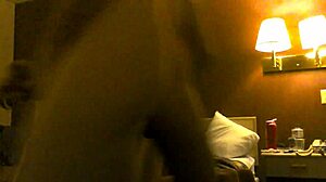 زوجة هاوية تتعرض للجنس في غرفة الفندق