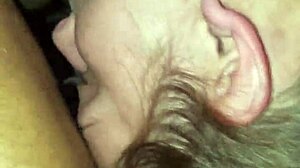 Biela baba, ktorá líže zadok, berie na sebe obrovský penis v hardcore videu