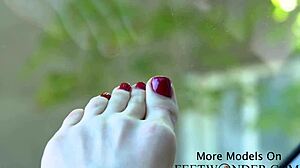 एक फुट फेटिश वीडियो में सुंदर पैर और उंगलियों के साथ एक मोड़