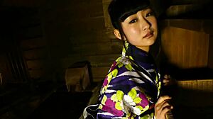 HD-video av Hinano Kamisakas sensuella avklädning och handjob-session