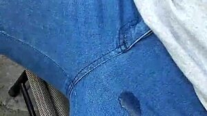 Celana jeans istri basah dengan air kencing