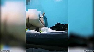 Pareja amateur decide divertirse en la habitación con una latina caliente