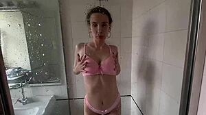 Sexi brunetka sa sprchuje a masturbuje so svojimi veľkými prsiami