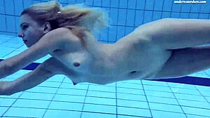 Nuoren blondin bikinivideo vedessä
