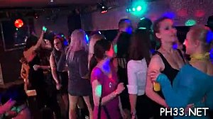 Giovani ragazzi esplorano la loro sessualità in una sessione di striptease e pompino