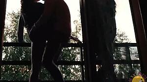 Amatérská přítelkyně kouří velký penis na balkóně v krémovém překvapení