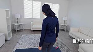 穆斯林少女被抓在欺骗她的教练时,被惩罚