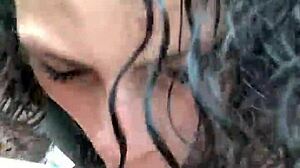 Homem gay ambulante amador recebe uma punheta de uma puta de cabelos encaracolados