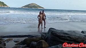 Creampie oral et éjaculation faciale sur une plage nudiste