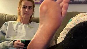性感的游戏玩家女孩被成熟的女人按摩和崇拜她的脚