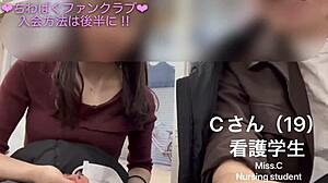 जापानी स्टूडेंट ने लिंजरी और हेयर स्टाइल पहना हुआ है और उसे इरोटिक सेक्स के साथ परोसा जाता है