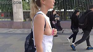 天然乳房裸体女郎在公共场合欣赏高清视频