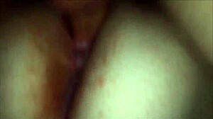 Amateur tienerstrakke vagina wordt bevredigd op camera