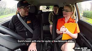 Amatérska milfka s veľkými prsiami dáva svojmu študentovi handjob počas jazdy