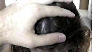 Naturlige pupper brunette gir en sløv blowjob og blir dekket av sæd