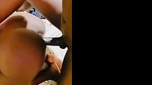Ερασιτεχνική μαύρη έφηβη γαμιέται από μεγάλο μαύρο πέος σε σπιτικό βίντεο