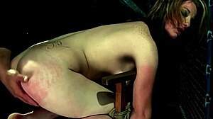Fetish video med en underdanig slave i bund og spanking