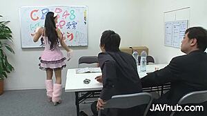 日本少女Ren Azumi被两个老师吸和操她的小胸部