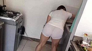 肥胖的业余偷者拍摄了蒸汽的厨房性爱场景