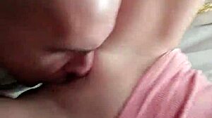 Аматорска тийнейджърка получава лизане на задника и китката си и поглъщане на публично място
