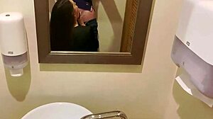 Video POV de una joven cachonda haciendo una mamada y recibiendo semen en su cara