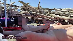 Exhibicionistický plážový voyeur zachytí intenzivní orgasmus kamerou