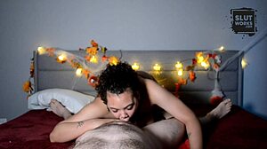 Mezirasový amatérský orální sex: Kočka s velkými kozy kouří velký penis na Halloween