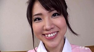 Die asiatische Schönheit Sakura genießt einen haarlosen Blowjob und Creampie mit ihrem Liebhaber Miniska