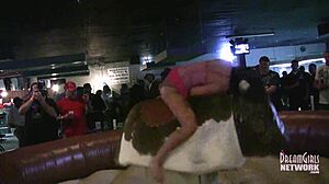 穿着内衣的性感女孩在当地酒吧骑着公牛