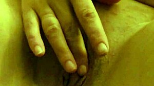Amatérské manželky zblízka masturbují a prstují