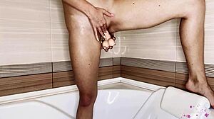 Brunetka používa dilda na dosiahnutie orgazmu v kúpeľni