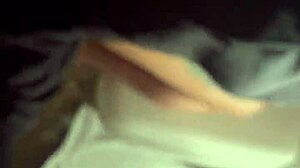 Домаћи видео који приказује напаљени пар који се секса на броду
