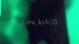 健美运动员Ezra Kyle在浴室里被娘娘腔的女郎肛交