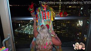 Une fille blanche avec un gros cul et une bite monstrueuse suce un clown en Floride