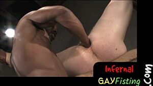 跨种族同性恋情侣用拳交和伸展探索粗暴的BDSM