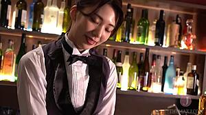 En japansk bartender og en smuk asiatisk pige hengiver sig til beskidt snak og softcore action