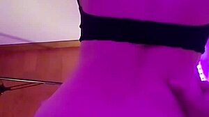观看一个惊人的阿根廷影响者在filtran视频中展示她完美的屁股和阴部
