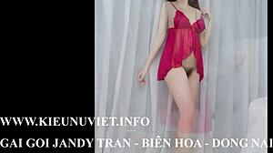Виетнамската красавица Джанди Тран става непослушна пред камера
