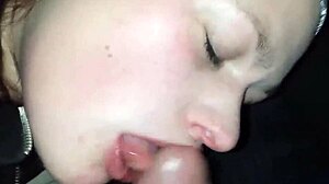 Adolescente gordinha faz sexo oral e recebe ejaculação na boca
