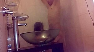 Mijn 18-jarige zelf houdt zich bezig met seksuele activiteit met een onbekende man in een hotel aan de kust van Uruguay