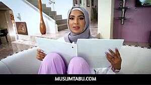 बाबी स्टार, एक हिजाब पहनने वाली मुस्लिम अरब बेब, अपने दोस्त डॉनी रॉक को अमेरिकी परंपराओं के बारे में सिखाने के लिए उत्सुक है।