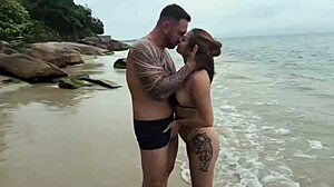 丈夫和他的红发情人在热辣的海滩上相遇