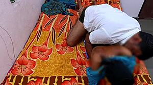 インドのアマチュアカップルがHDで情熱的なベッドルームエンカウンター