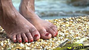 Mlada in perverzna najstnica si zmoči noge na plaži
