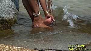 Junger und versauter Teen lässt sich am Strand die Füße nass machen