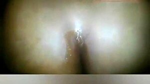 Velký černý penis je uctíván bílými kozami v interracial videu