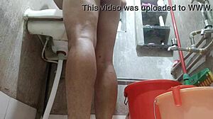 Индийска тийнейджърка получава чувствен масаж на краката и баня преди да прави секс