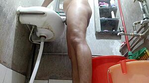 المراهق الهندي يحصل على تدليك القدم الحسية والحمام قبل ممارسة الجنس .