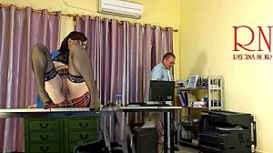 En lång sekreterare överraskar sin chef med sin längd medan hon är klädd i underkläder