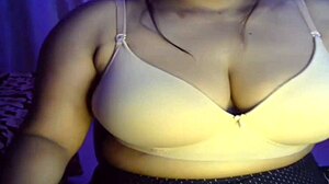 O indiancă senzuală cu sâni mari își împărtășește dragostea pentru sex online